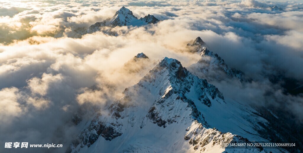 雪山云海壮丽景观