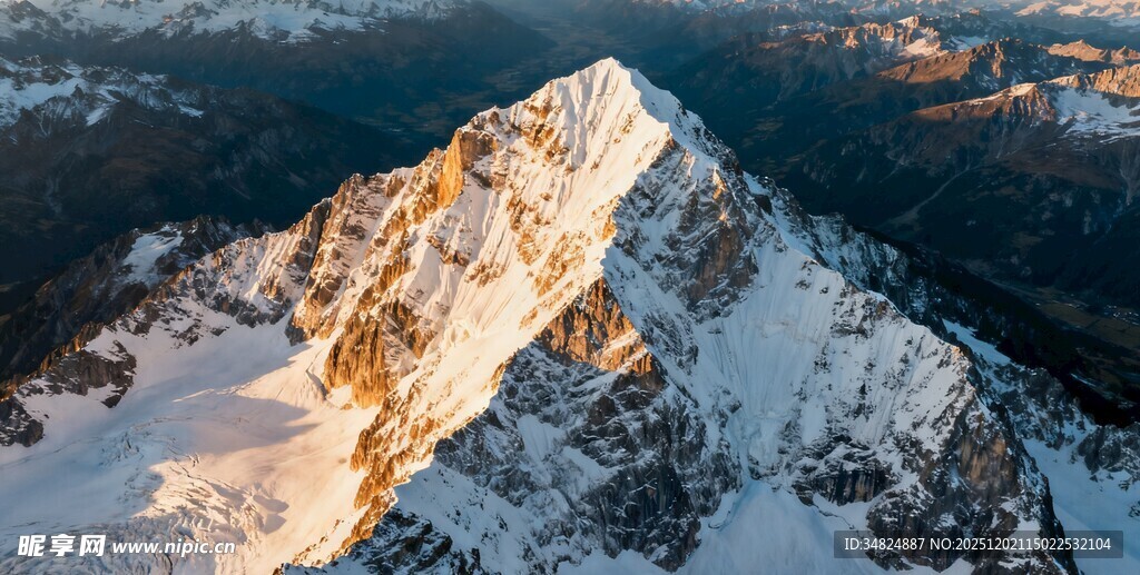 壮丽雪山尖峰景色