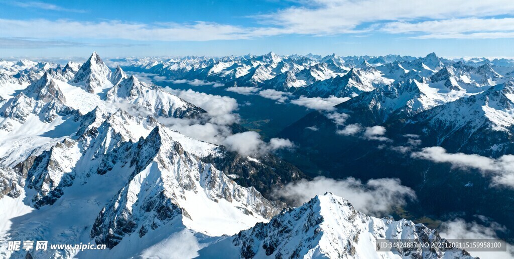 壮丽雪山云海景观