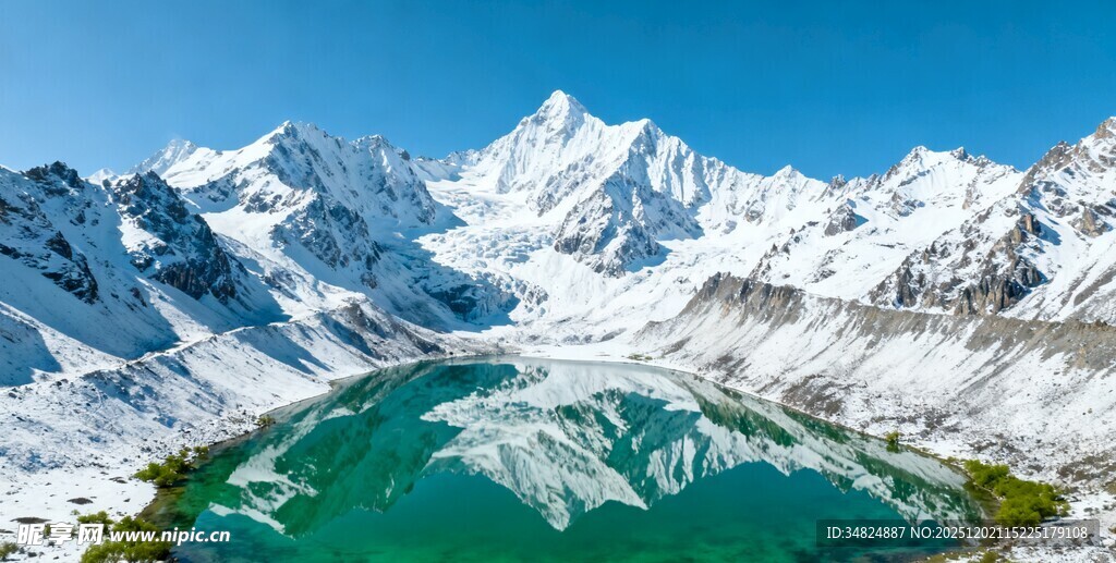 雪山下的碧绿湖泊美景