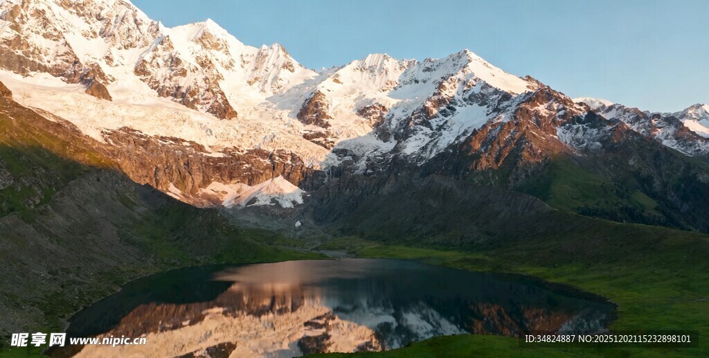 雪山湖泊美景