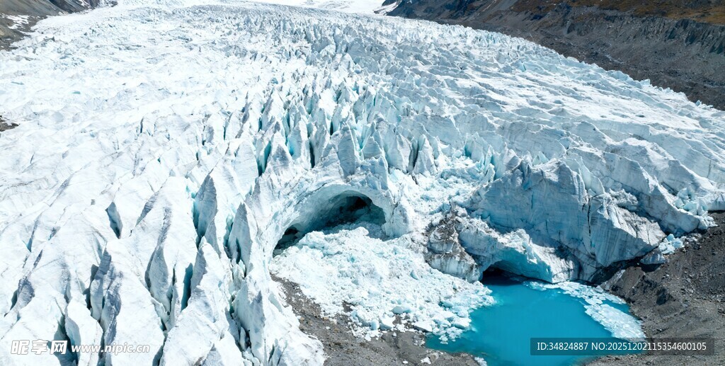 壮观冰川下的幽蓝冰湖