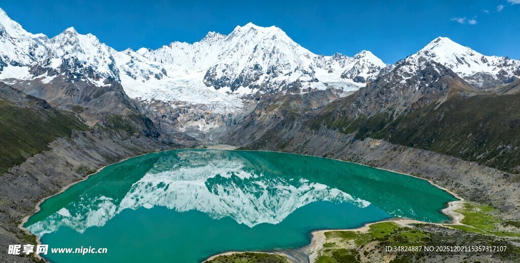 雪山下的碧绿湖泊美景