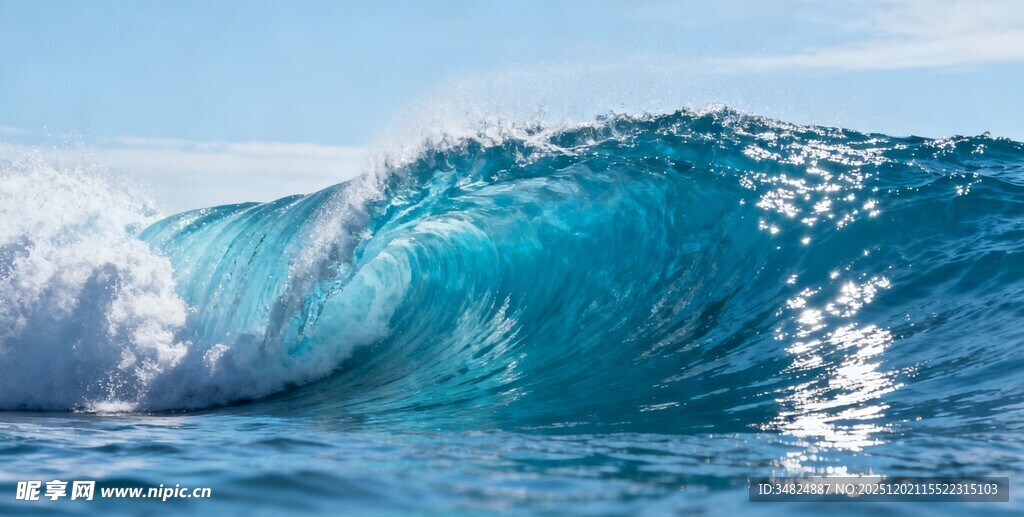 蓝色海浪翻涌的美妙瞬间