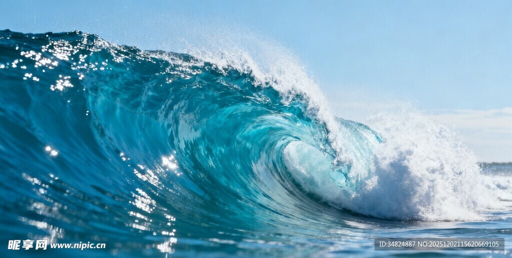 蓝色海浪的壮观瞬间
