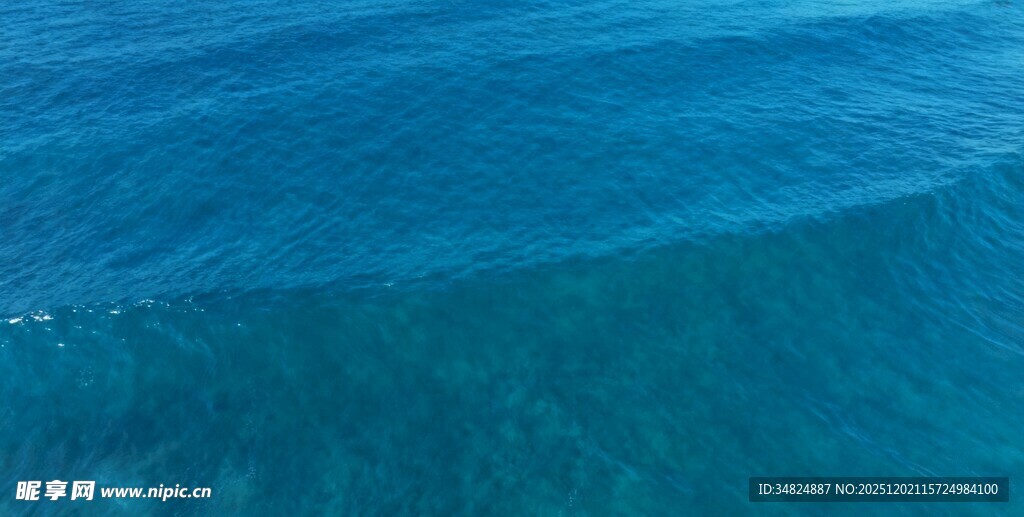碧蓝海水泛起轻柔波浪