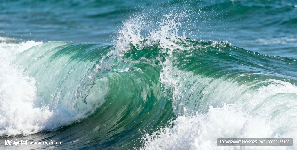 海浪翻涌的动态美景