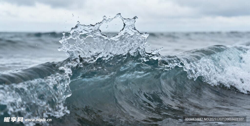 海浪翻涌中的水花瞬间