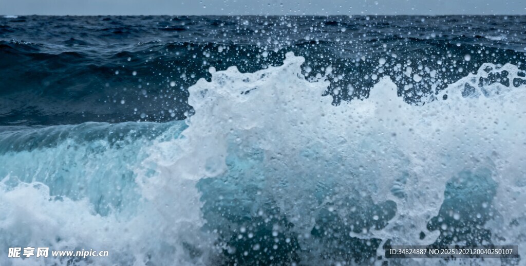汹涌海浪拍打瞬间