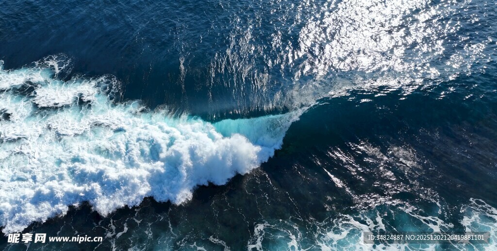 海浪翻涌的壮阔海洋景象