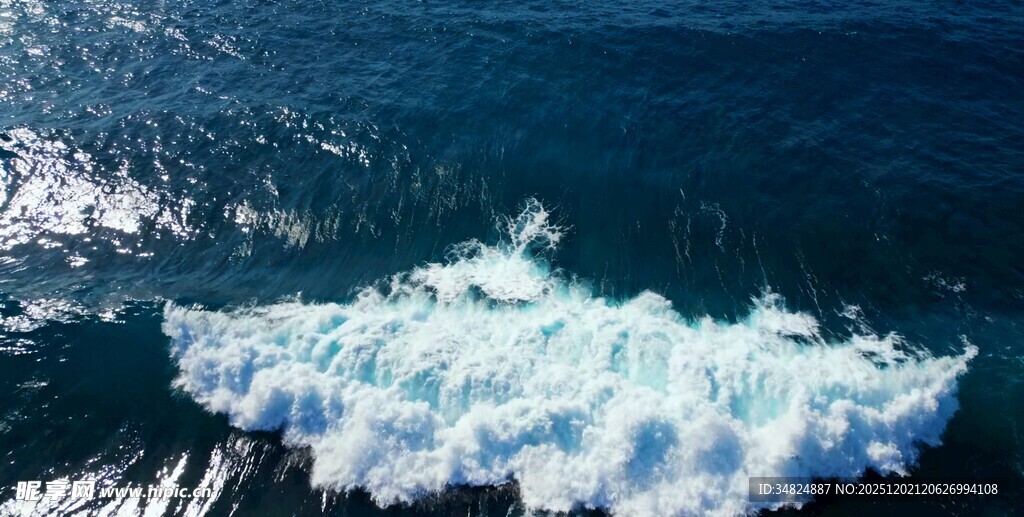汹涌海浪拍打海面