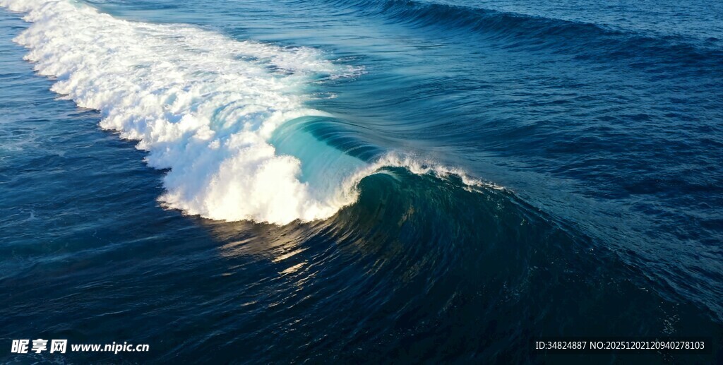 海上翻涌的壮观波浪