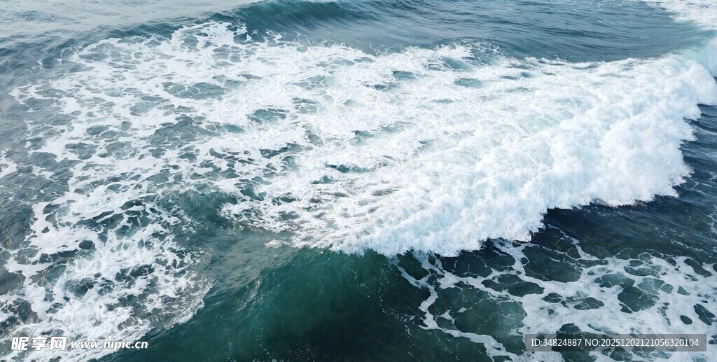 汹涌海浪澎湃海洋景象