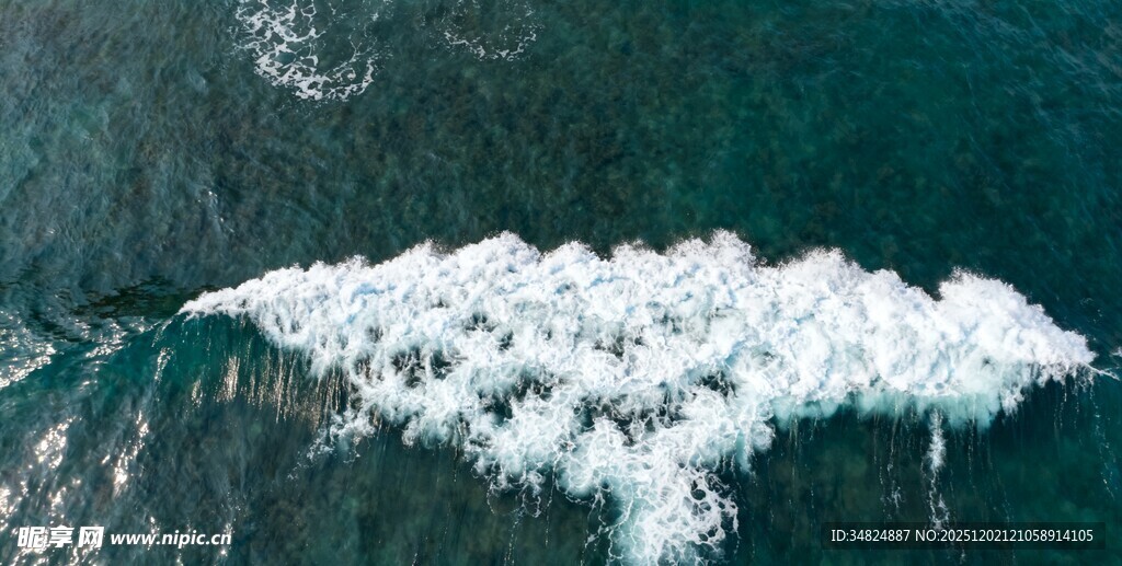 海上浪花翻涌壮丽景观