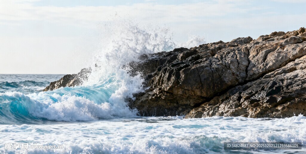 海浪拍击岸边岩石