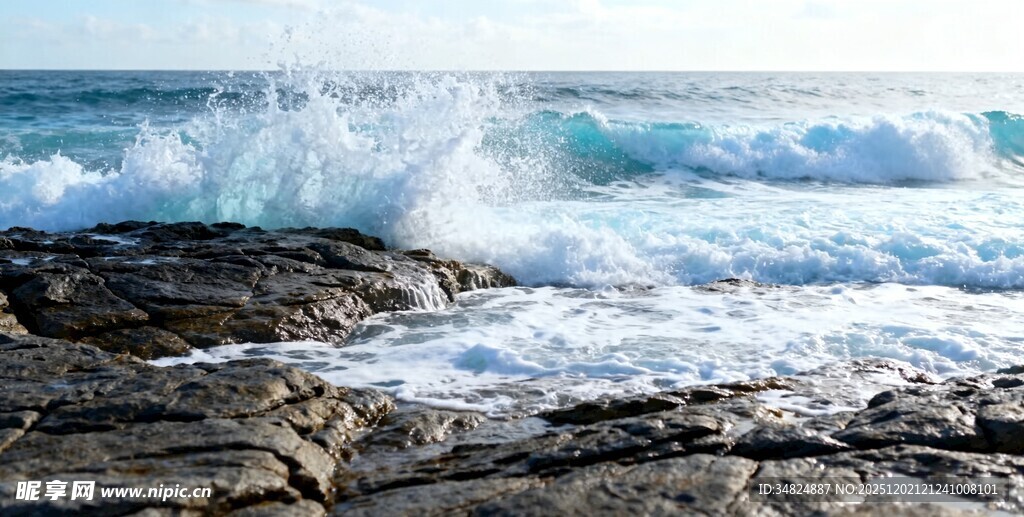 海浪拍打礁石的壮丽景象