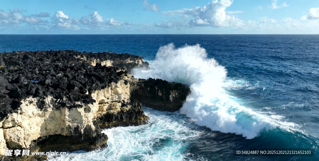 海岸边汹涌海浪拍打礁石