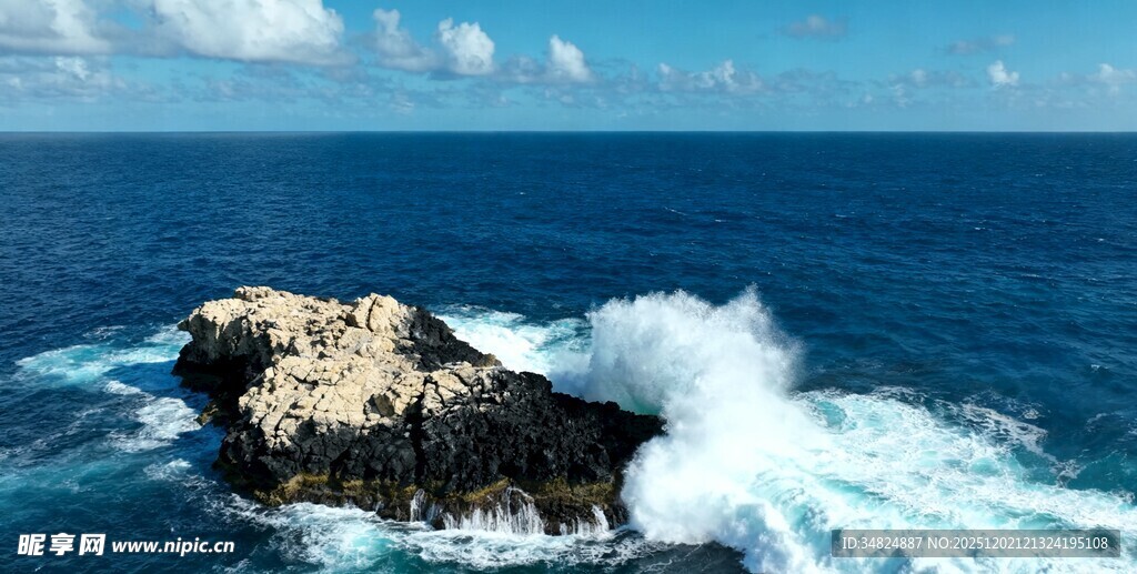 海中孤岩迎击汹涌海浪