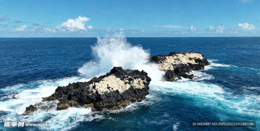 海上礁石与翻涌浪花