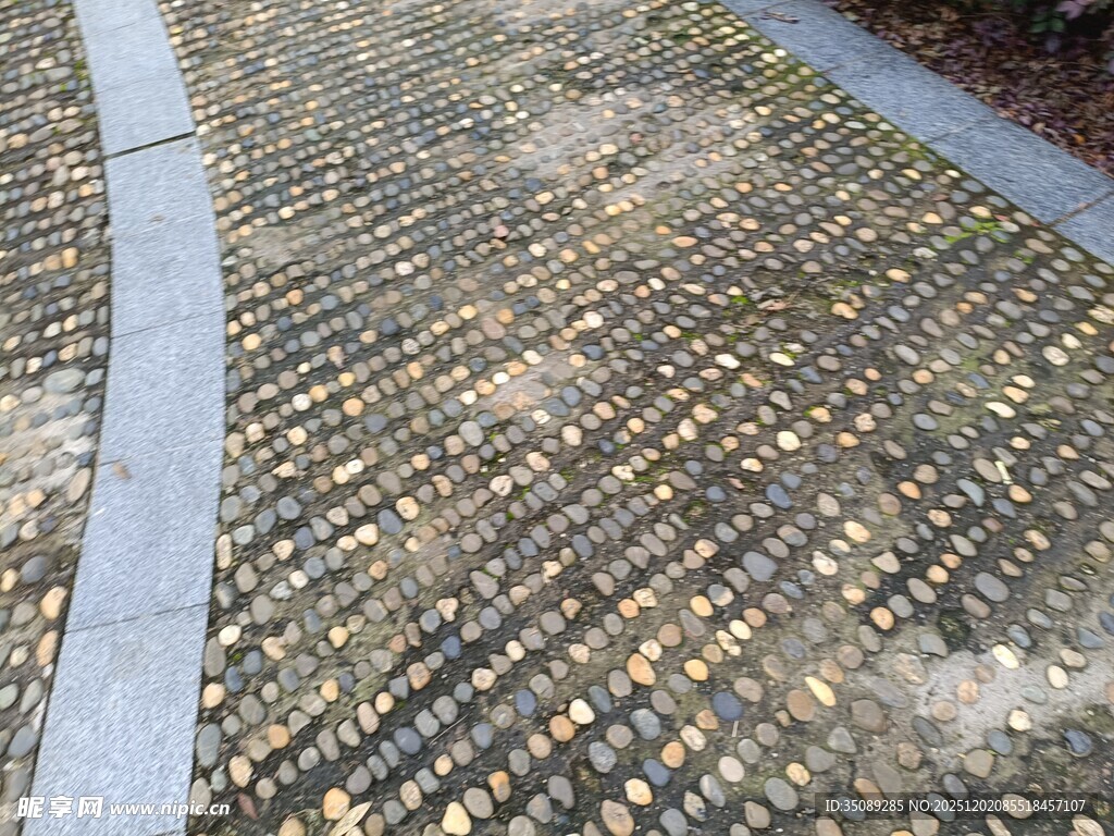 鹅卵石铺就的别致地面