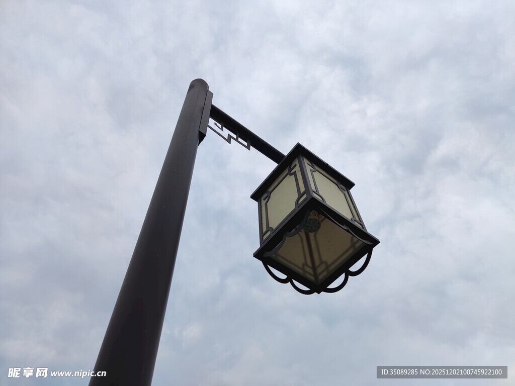 复古路灯悬于灰蓝天际