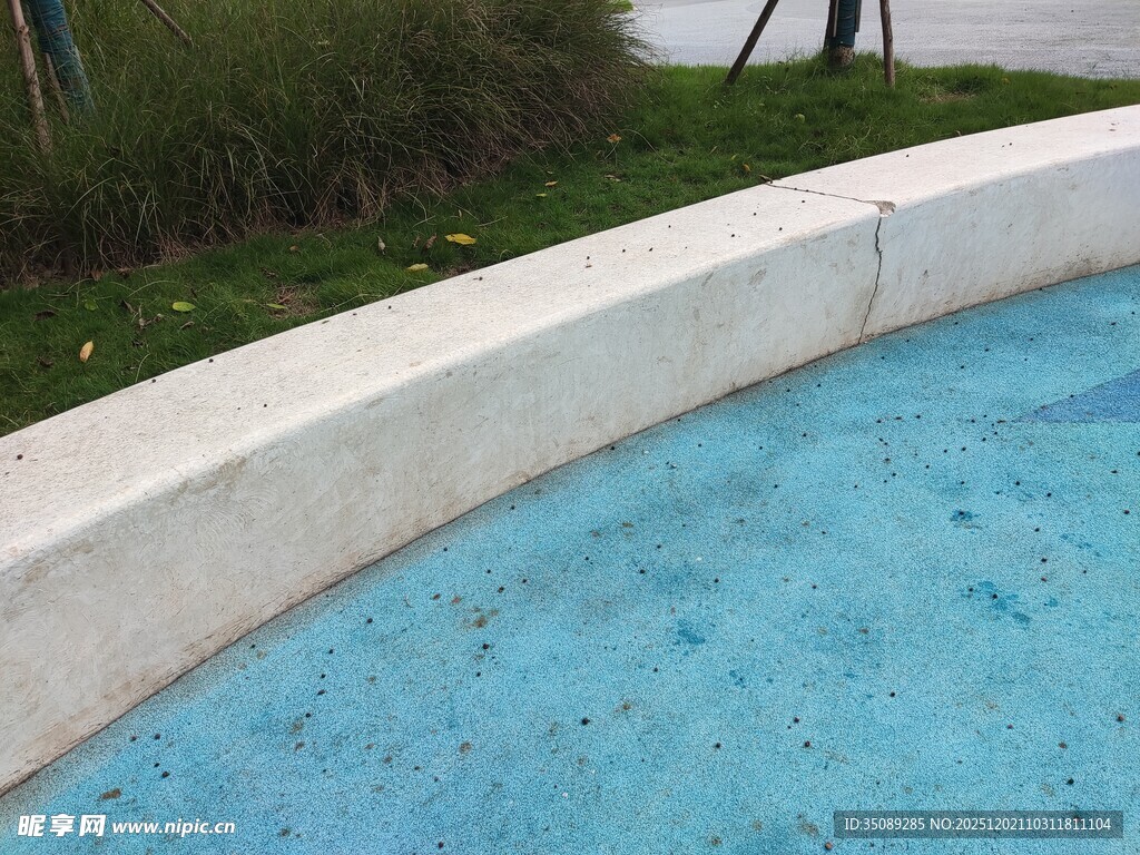 户外蓝色地面与白色围边