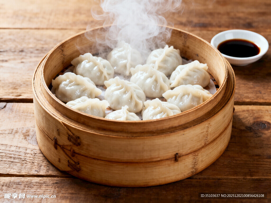 蒸笼里热气腾腾的美味饺子