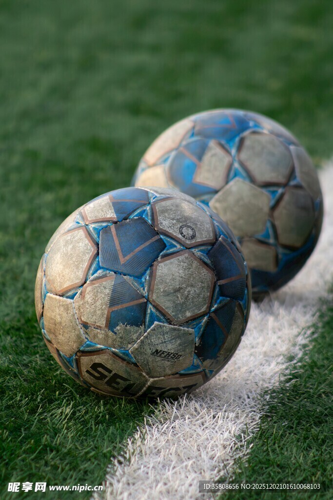 绿茵场上的旧足球