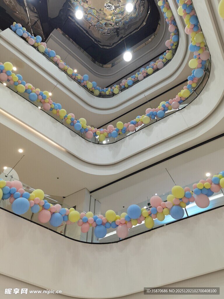 商场内色彩缤纷的装饰景观