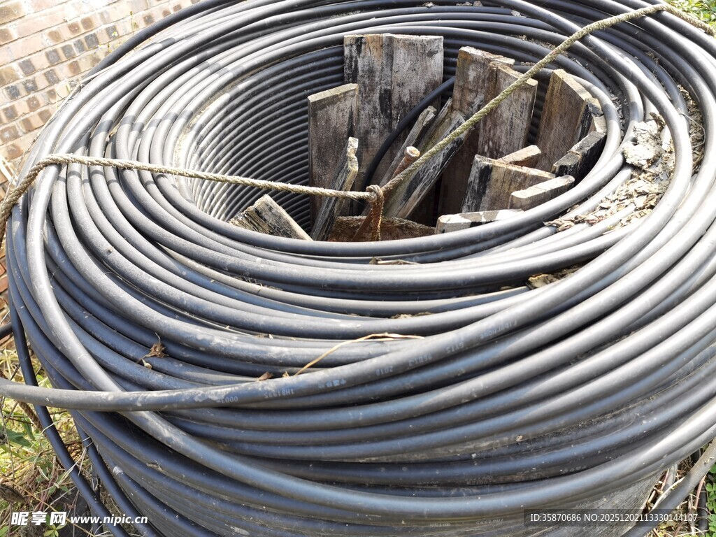 黑色电缆盘绕在户外