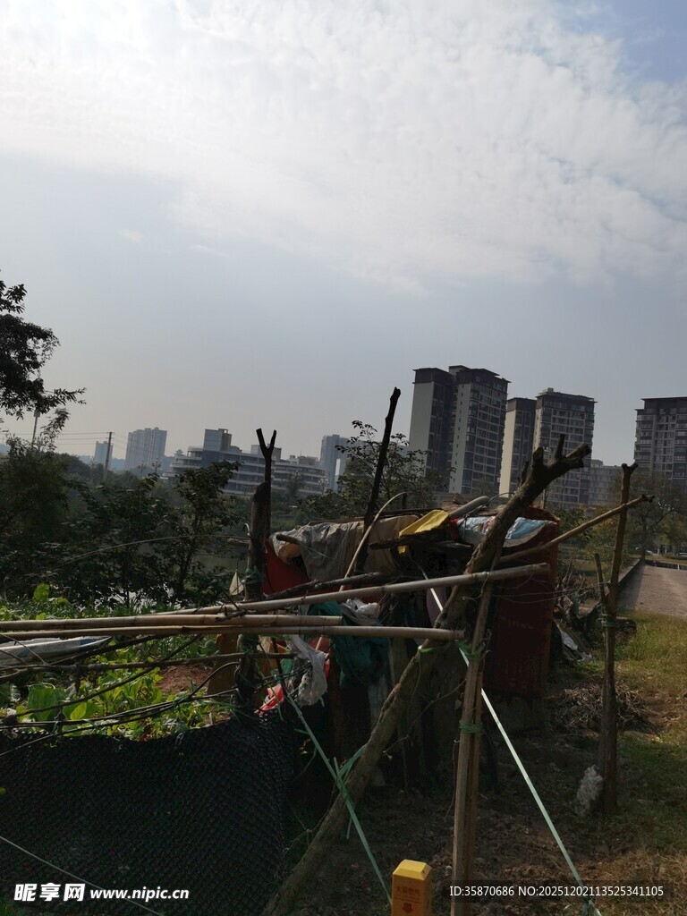城郊田园风光与建筑远景