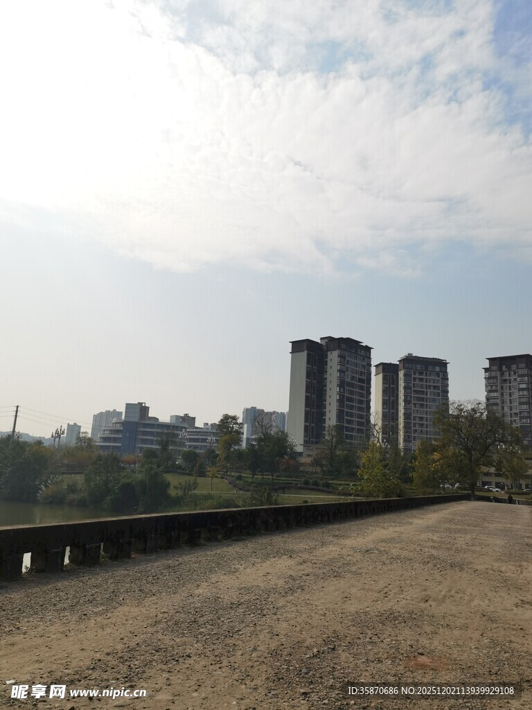 城郊风景高楼与开阔之地