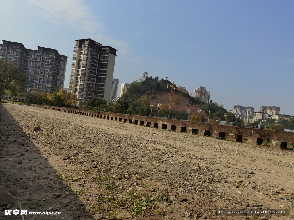 城市荒地旁的高楼景观