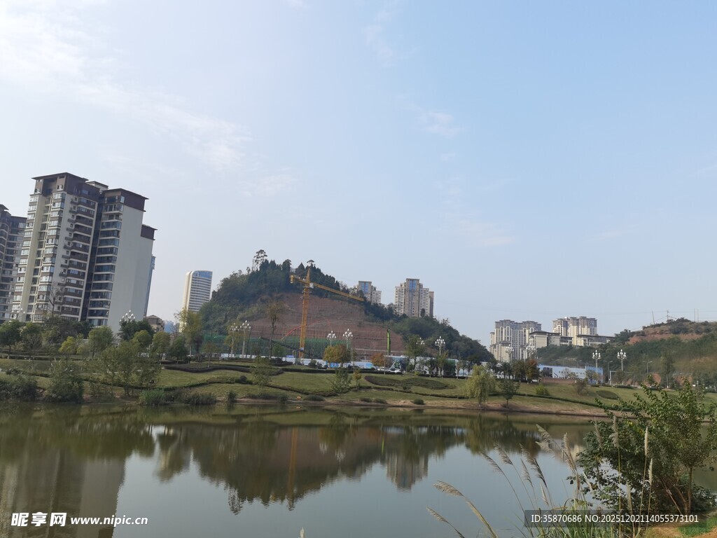 湖畔城市风光山水相依