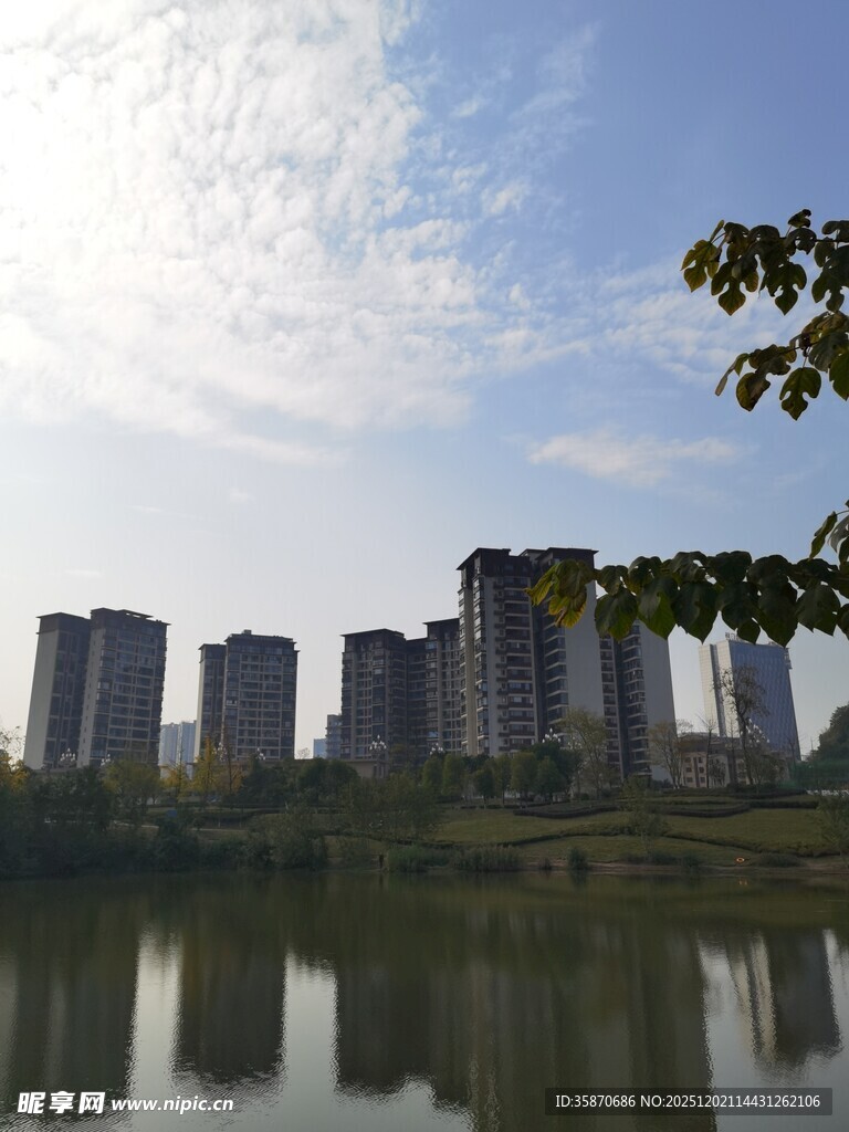 湖畔高楼映蓝天美景