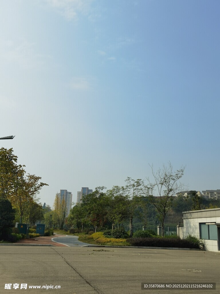 宽阔道路旁的城市景致