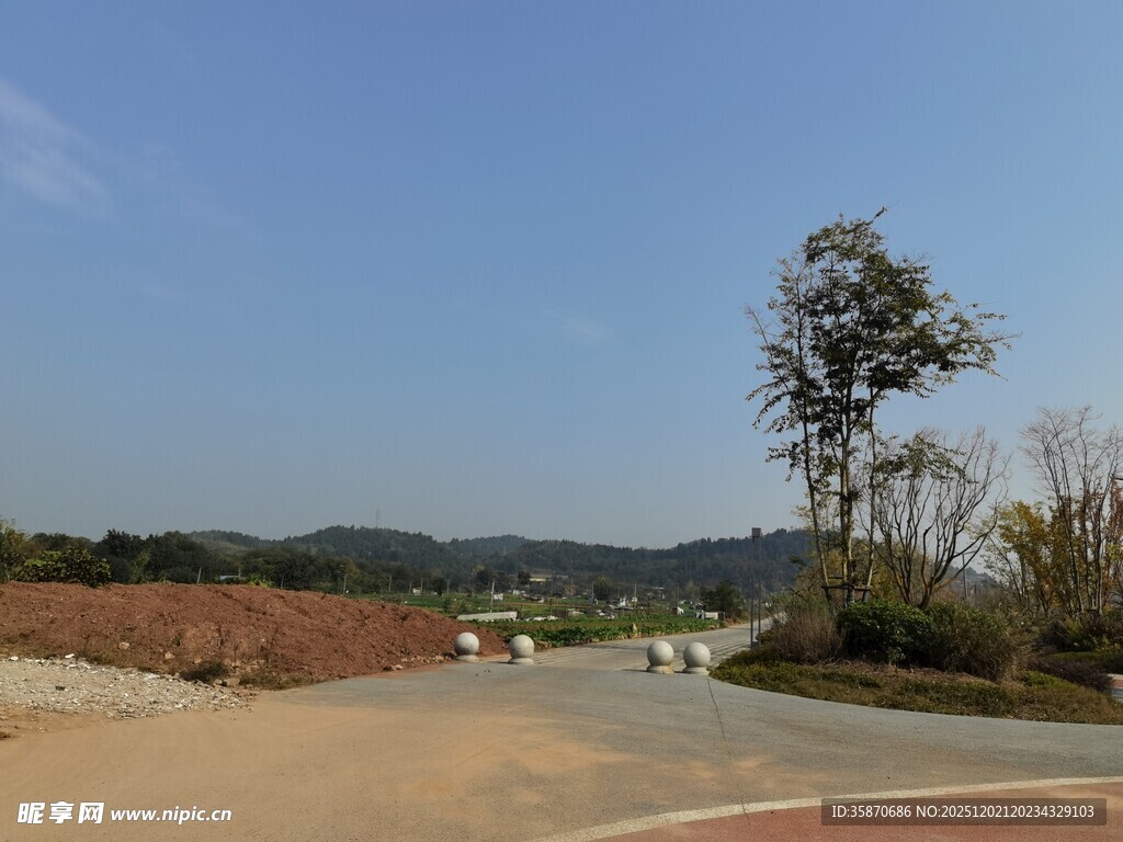 乡村开阔道路与远景风光