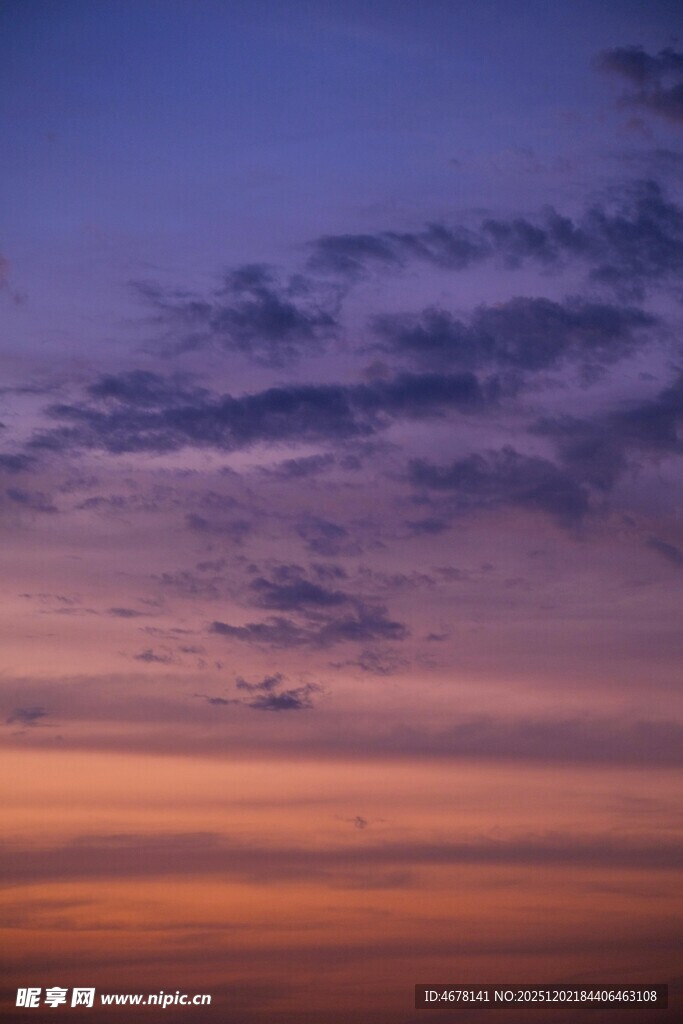 黄昏时分的绚烂天空