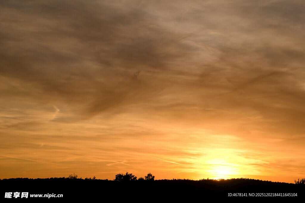 日落时分的绚烂天空