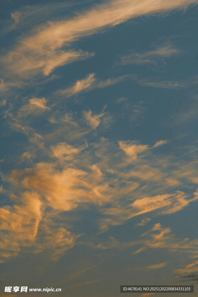 黄昏时分的绚烂天空