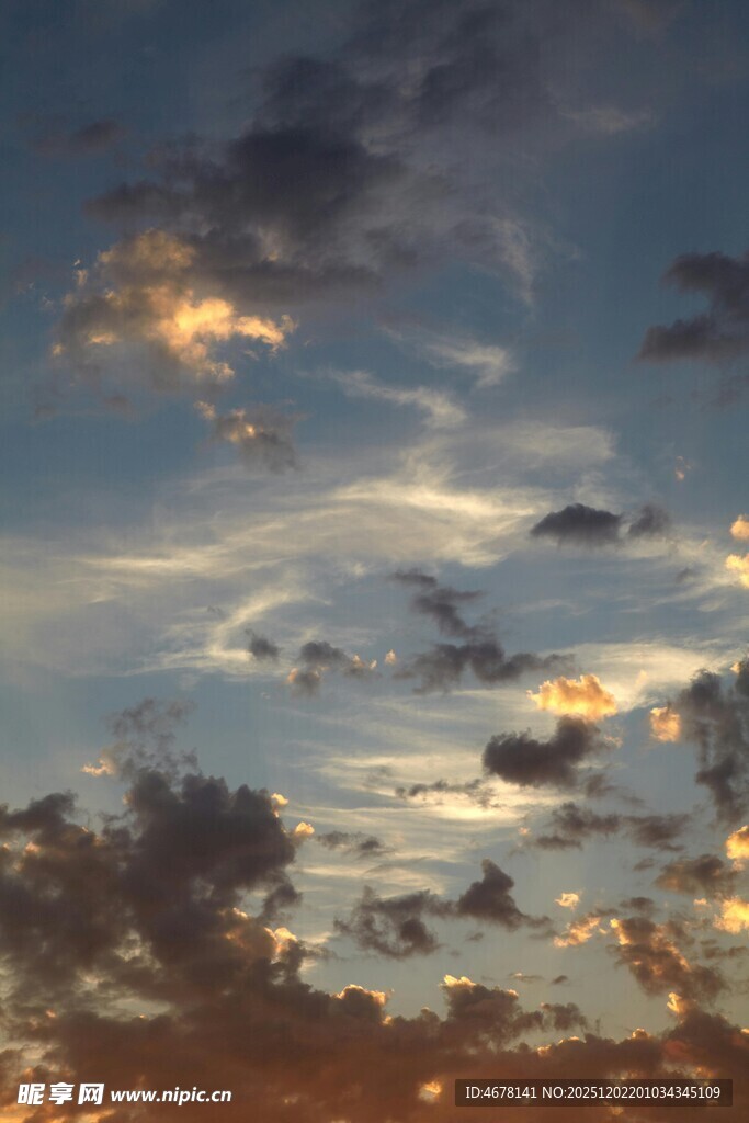 黄昏时分的绚烂天空