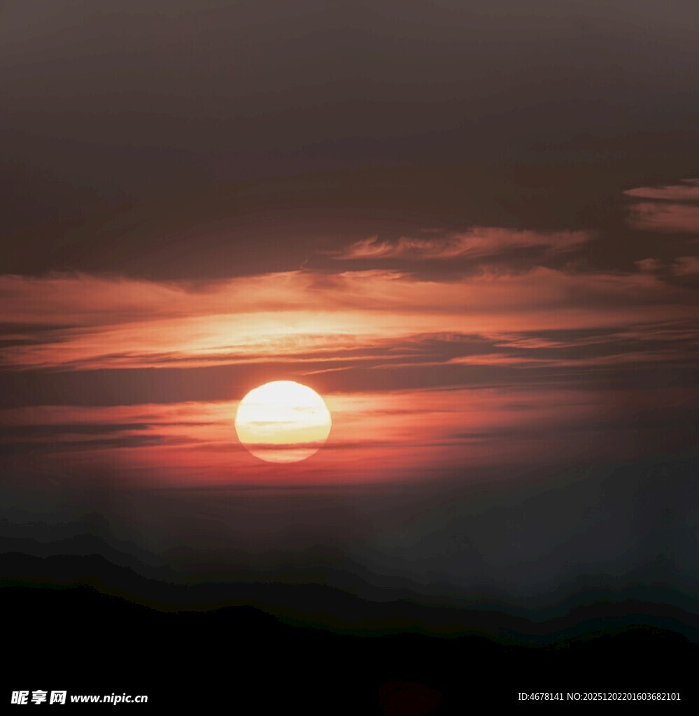 日落时分的壮丽天空景观