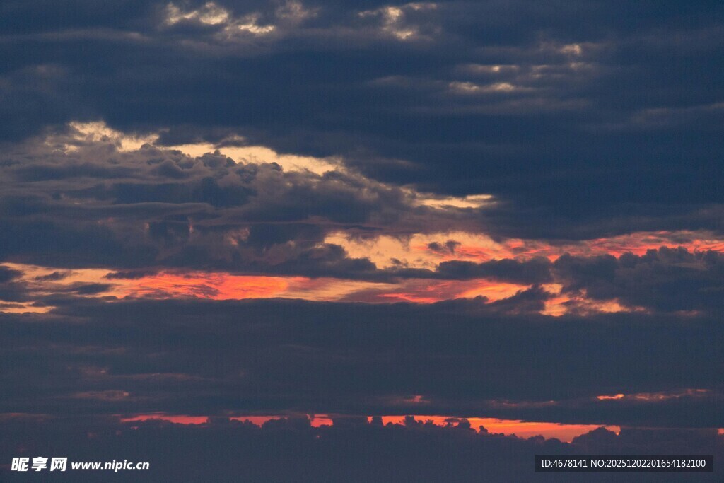 日落时分的绚烂天空