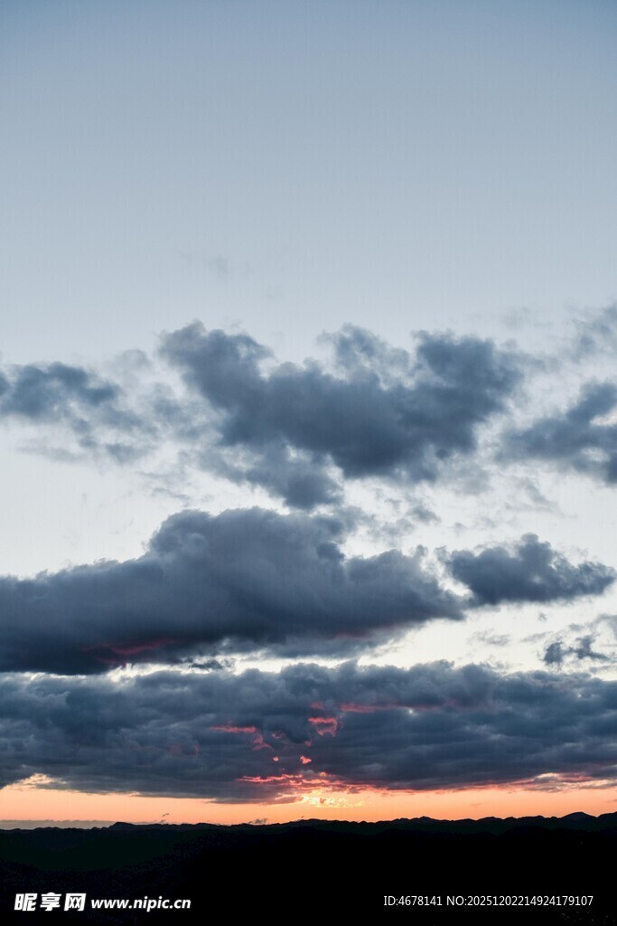 日落时分的壮丽云层
