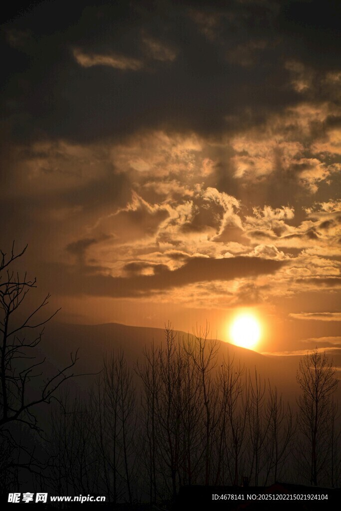 夕阳西下的美丽天空