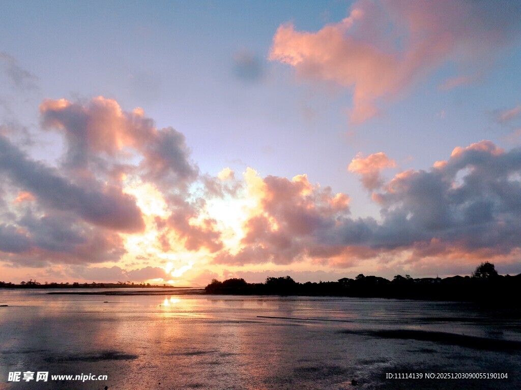 日落时分的海滨美景