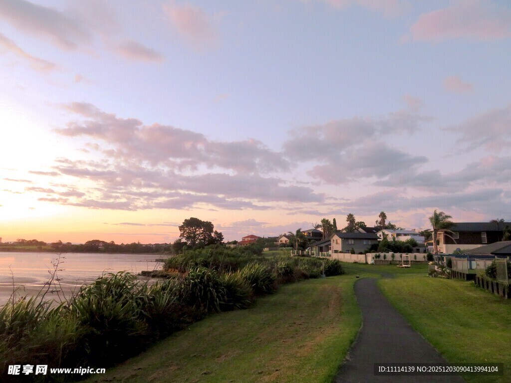 海滨小镇黄昏美景