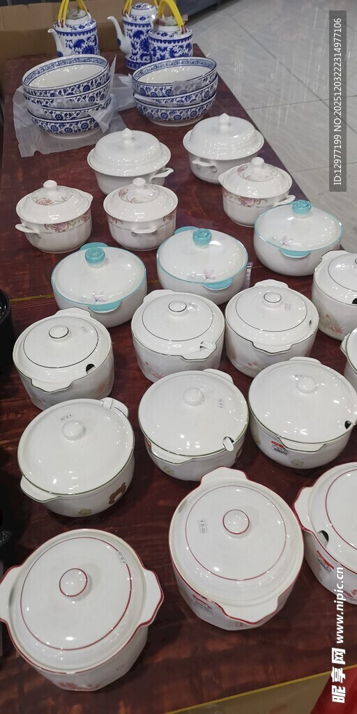 桌上摆放的多枚白色物件