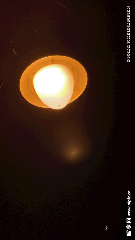 黑暗中的暖光灯泡