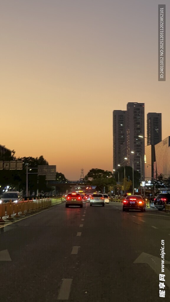 黄昏城市道路车流景象